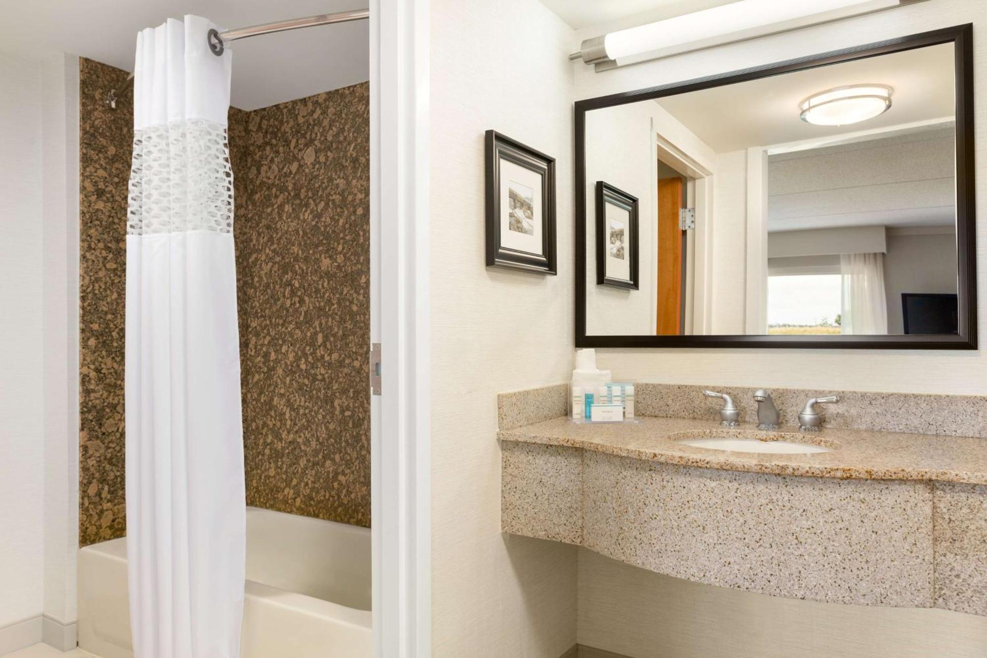 Hampton Inn & Suites By Hilton Manchester Bedford Zewnętrze zdjęcie