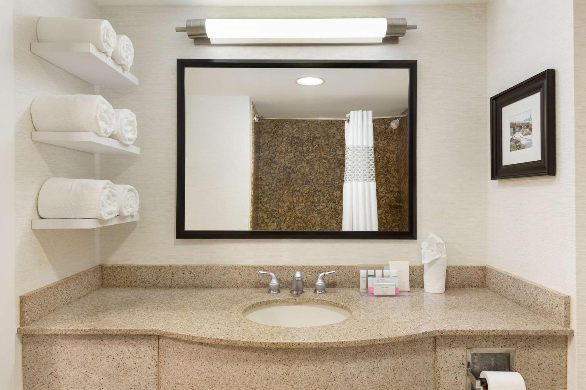 Hampton Inn & Suites By Hilton Manchester Bedford Zewnętrze zdjęcie