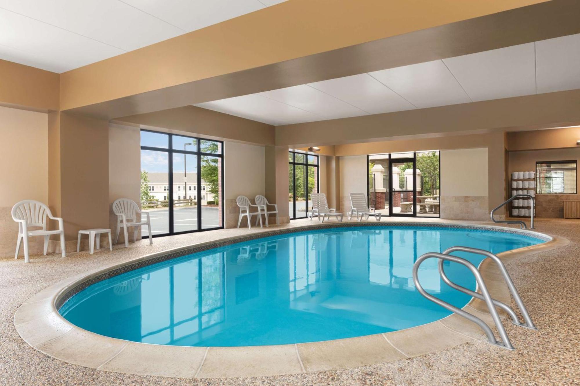 Hampton Inn & Suites By Hilton Manchester Bedford Zewnętrze zdjęcie