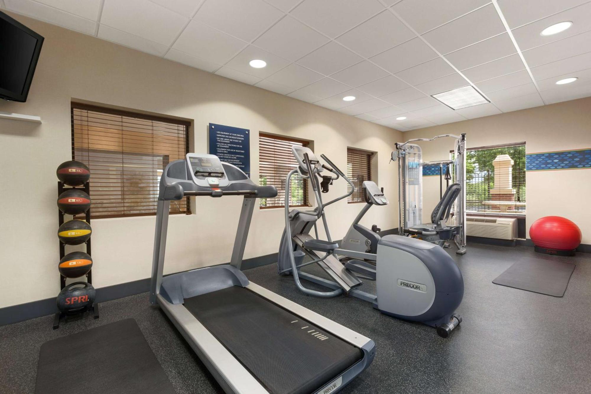 Hampton Inn & Suites By Hilton Manchester Bedford Zewnętrze zdjęcie