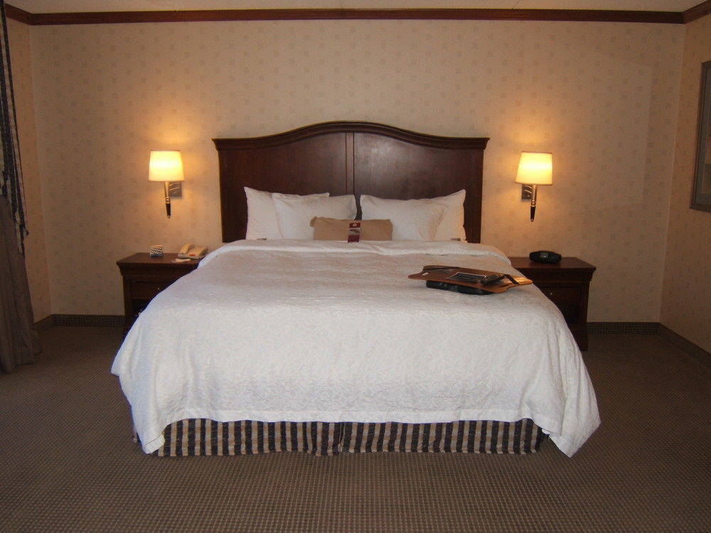 Hampton Inn & Suites By Hilton Manchester Bedford Zewnętrze zdjęcie